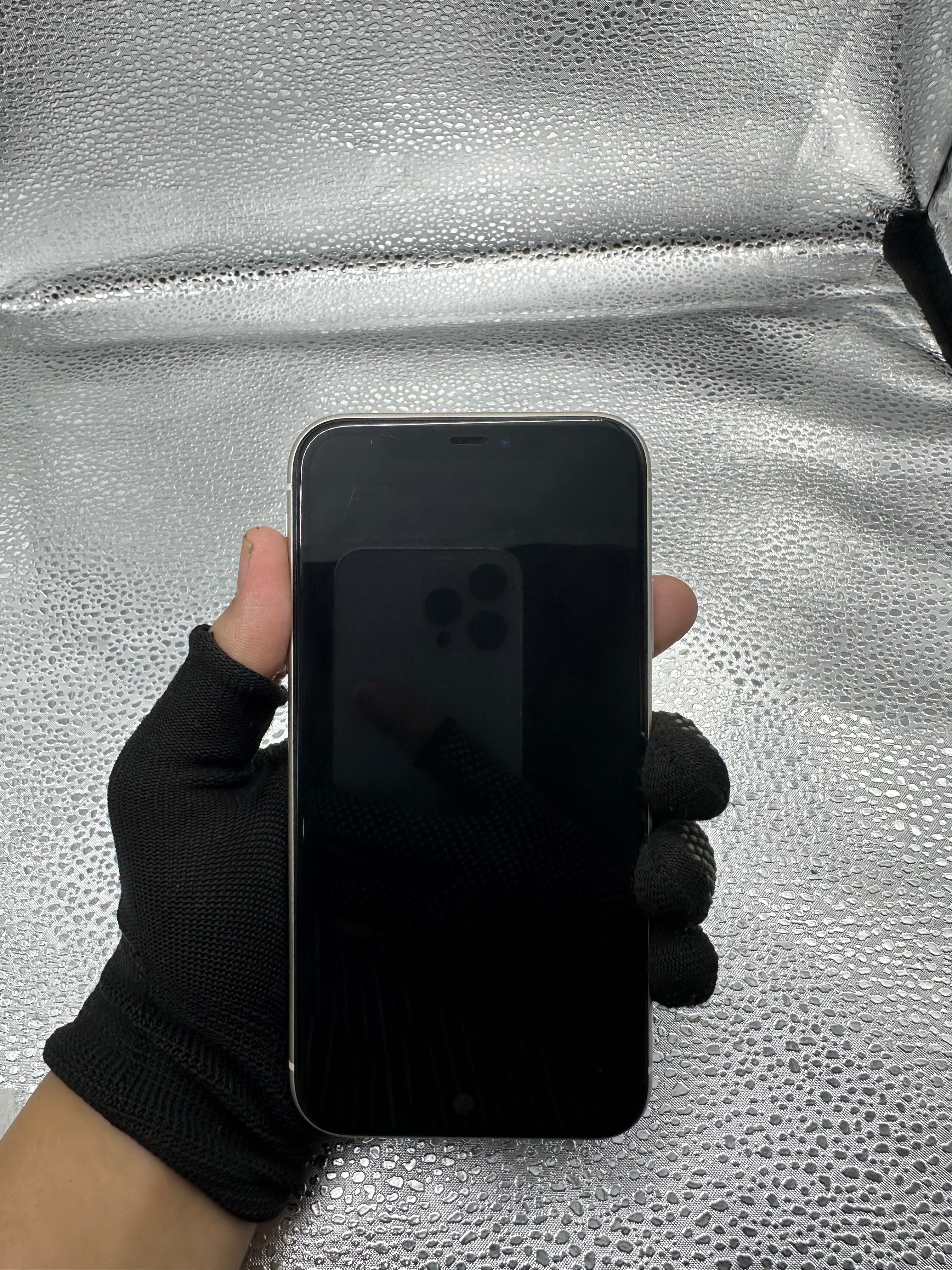 iPhone 11 64GB ex iBox warna White