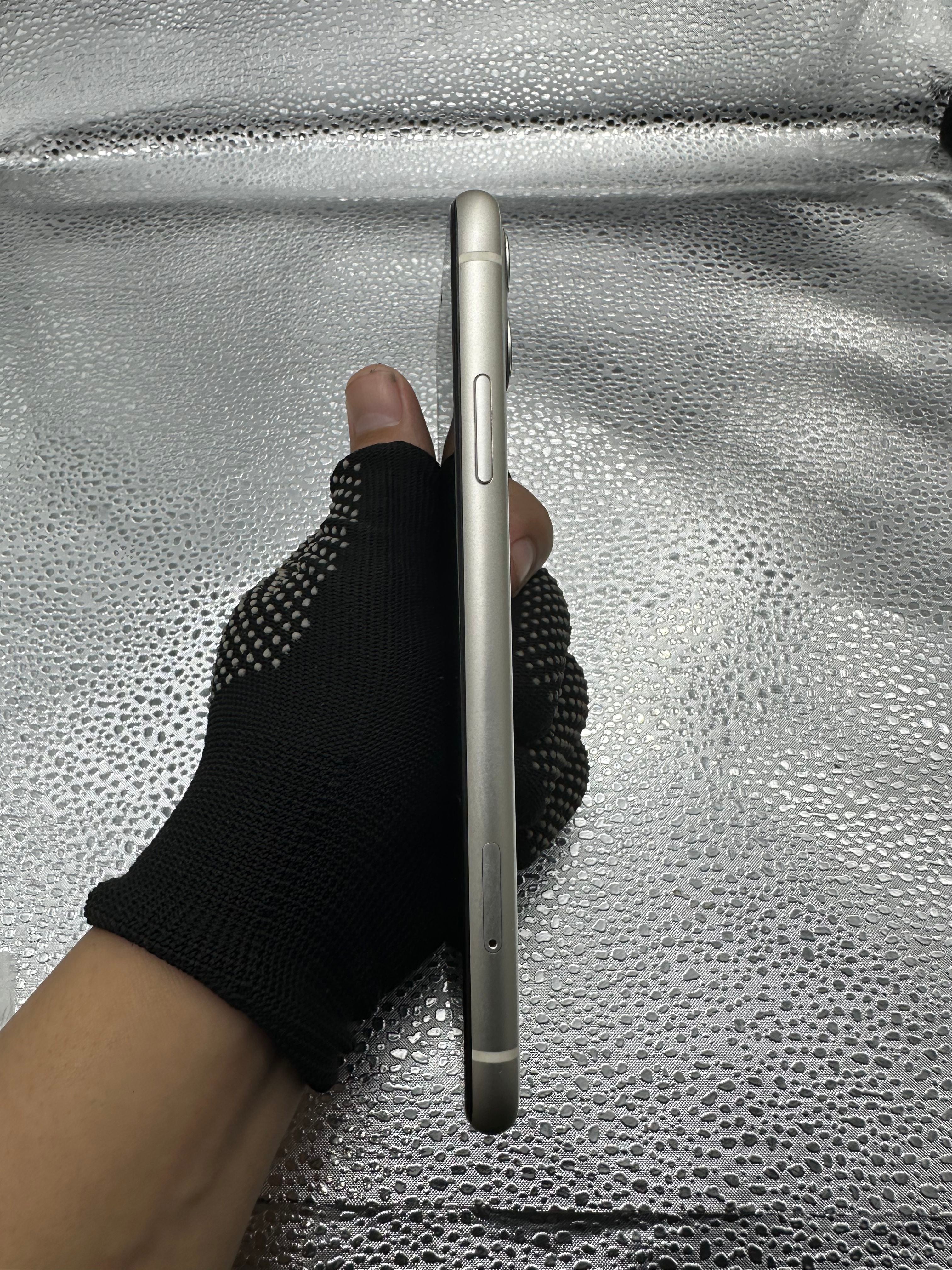 iPhone 11 64GB ex iBox warna White