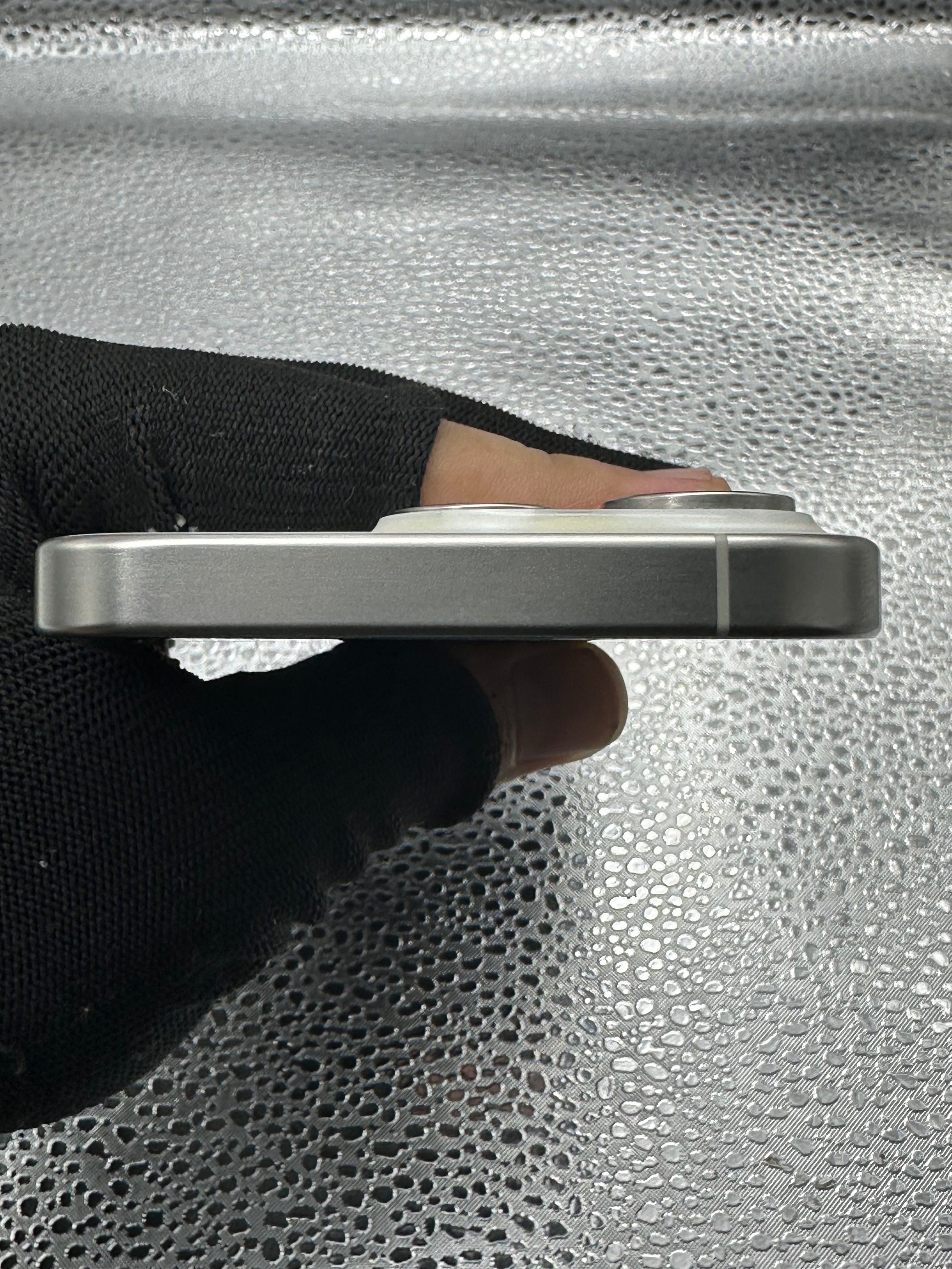 iPhone 15 Pro 128GB ex iBox warna White Titanium