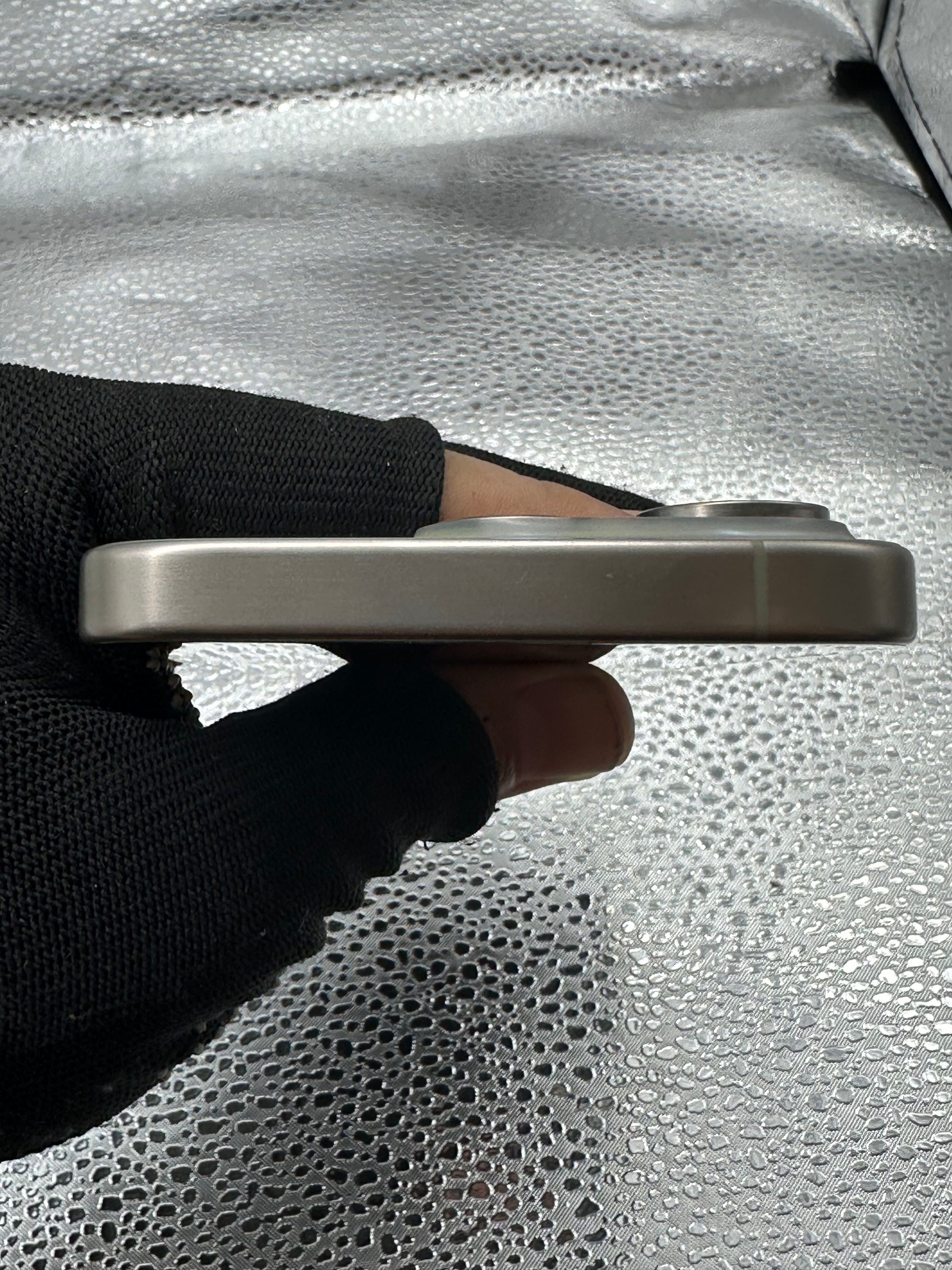 iPhone 15 Pro 128GB ex Bea Cukai warna Natural Titanium