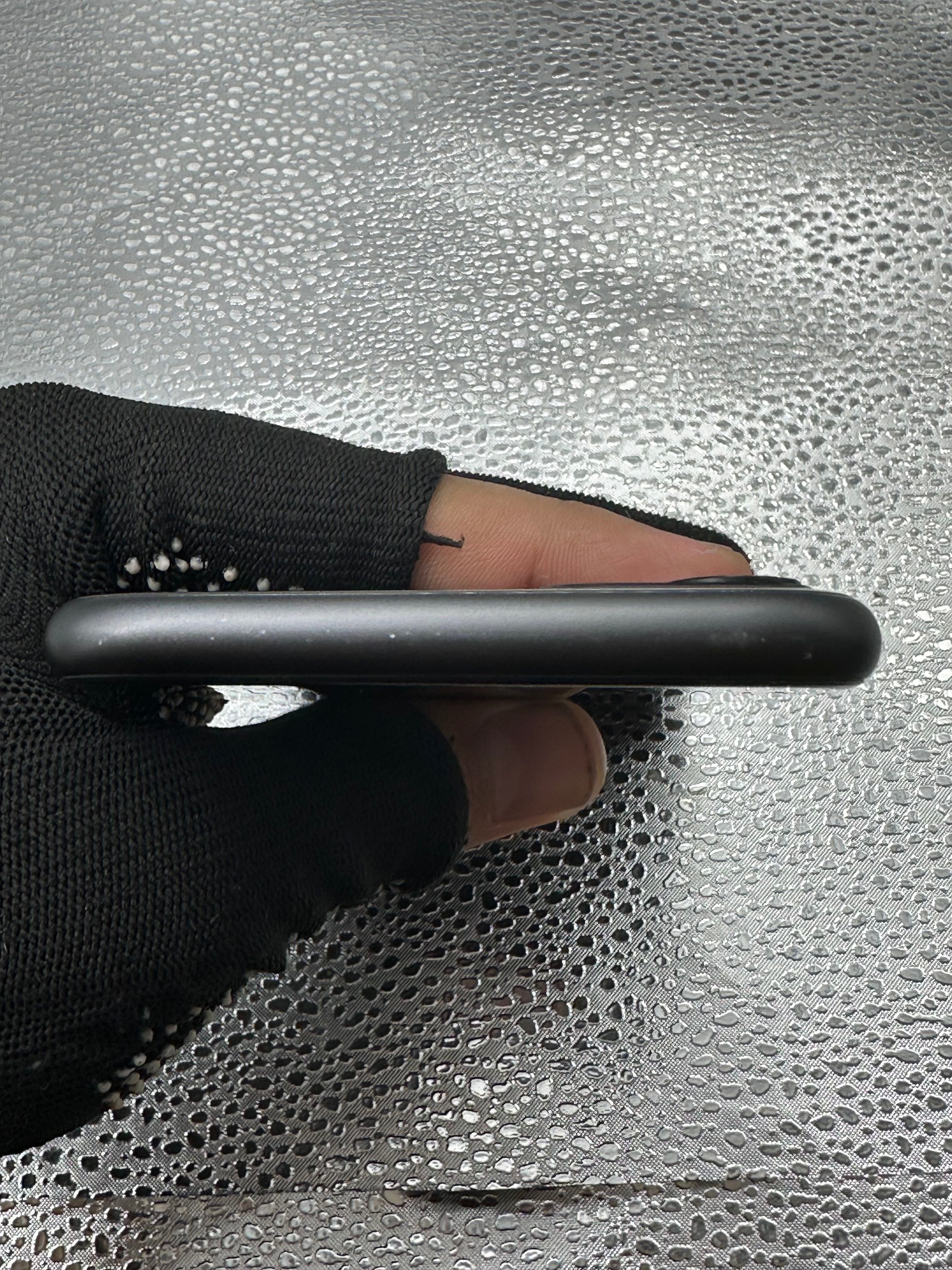 iPhone 11 64GB ex iBox warna Black